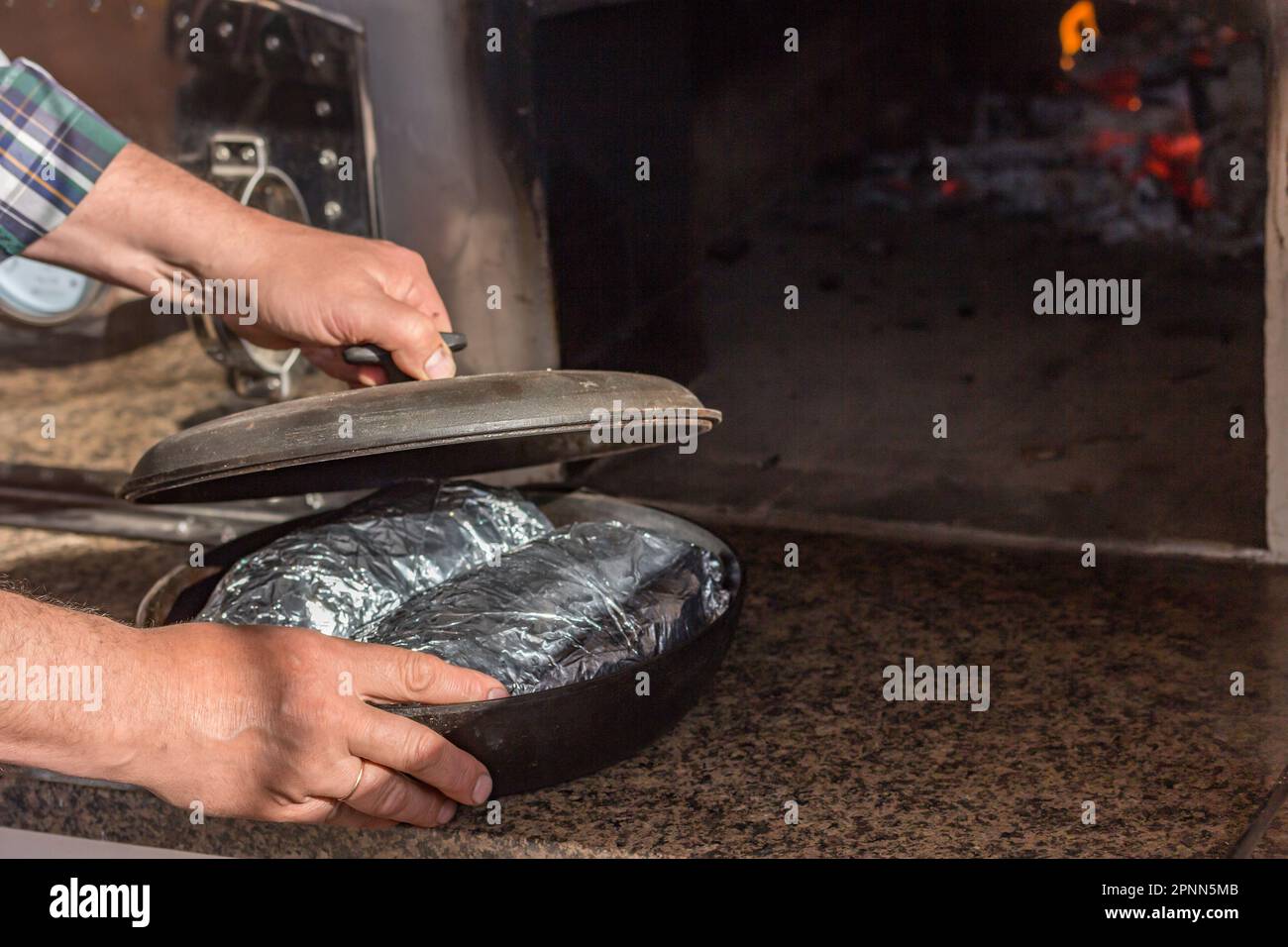 Le processus de cuisson de la viande. Accueil cuisine Recettes Banque D'Images