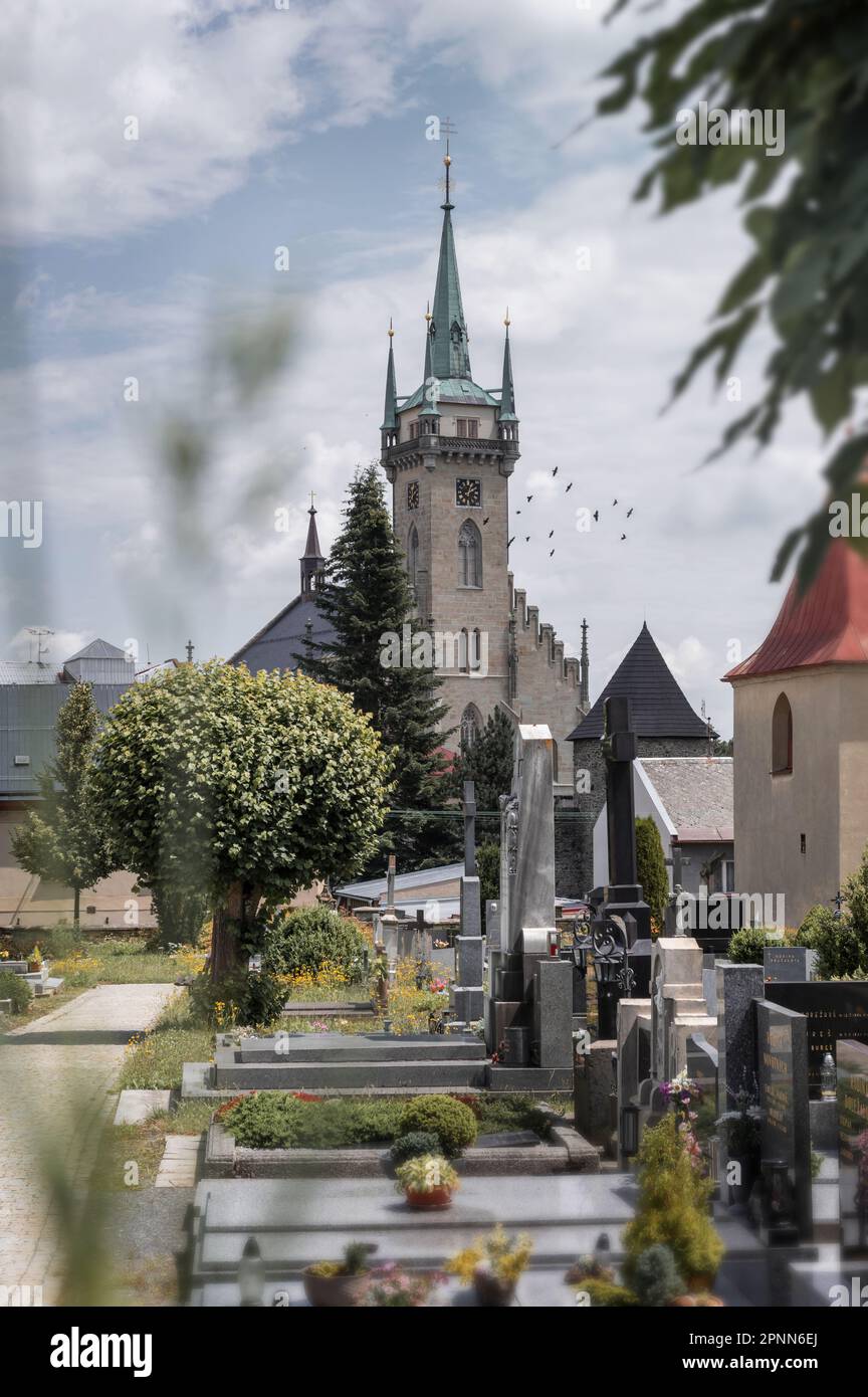 Temple médiéval et ancien cimetière en République tchèque. Durée de vie lente Banque D'Images
