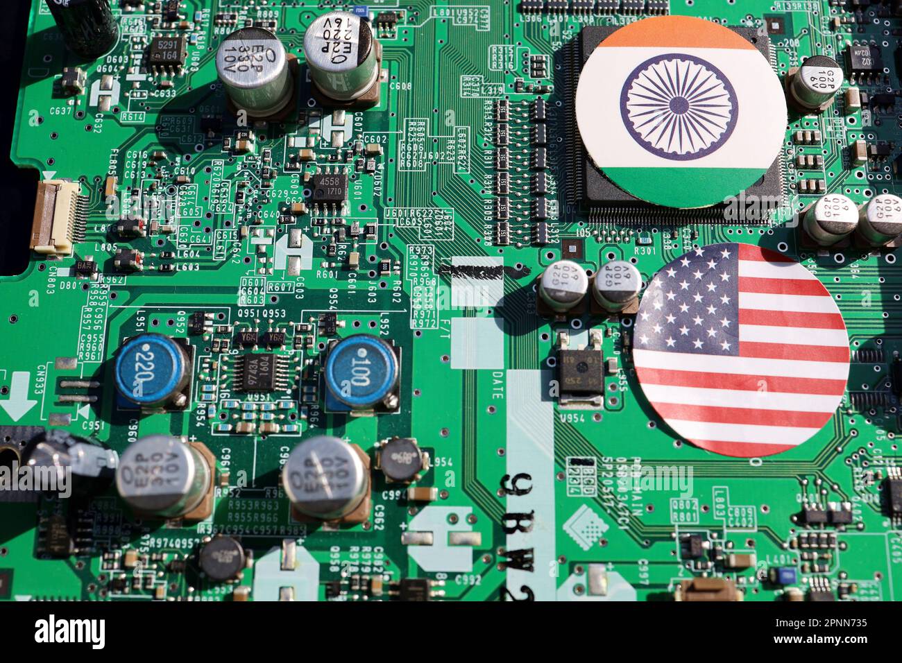 Cartes mères et drapeaux : ÉTATS-UNIS et Inde, image du renforcement de la chaîne d'approvisionnement des semi-conducteurs. Banque D'Images