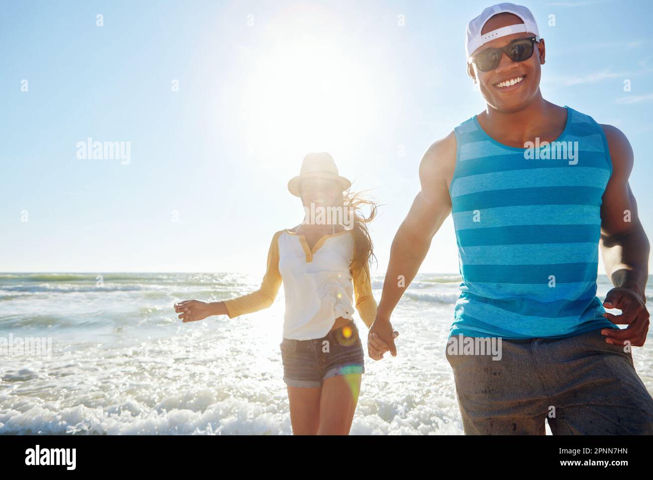 L'une de nos choses préférées est la plage. un jeune couple heureux qui fait une promenade sur la plage. Banque D'Images