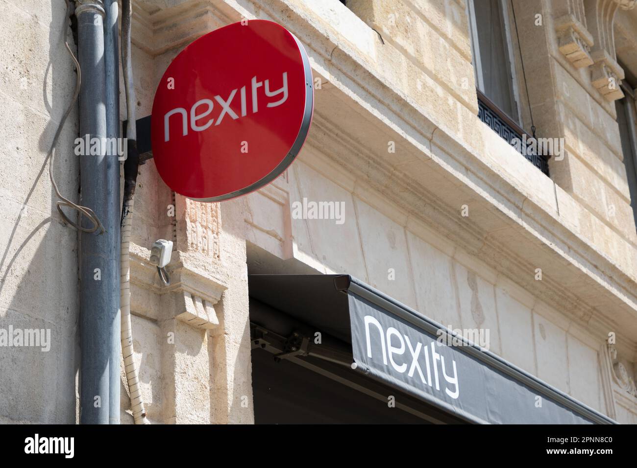 Bordeaux , Aquitaine France - 04 17 2023 : marque nexity et texte logo de l'agence immobilière de façade commerciale Banque D'Images