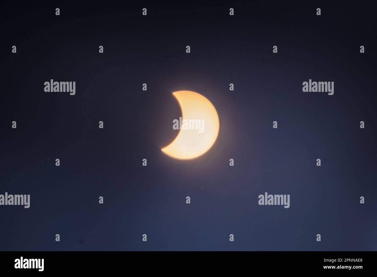Éclipse solaire sur 20 avril 2023, montrant la lune couvrant partiellement le soleil. Ceci a été observé comme une éclipse totale dans d'autres endroits. Banque D'Images