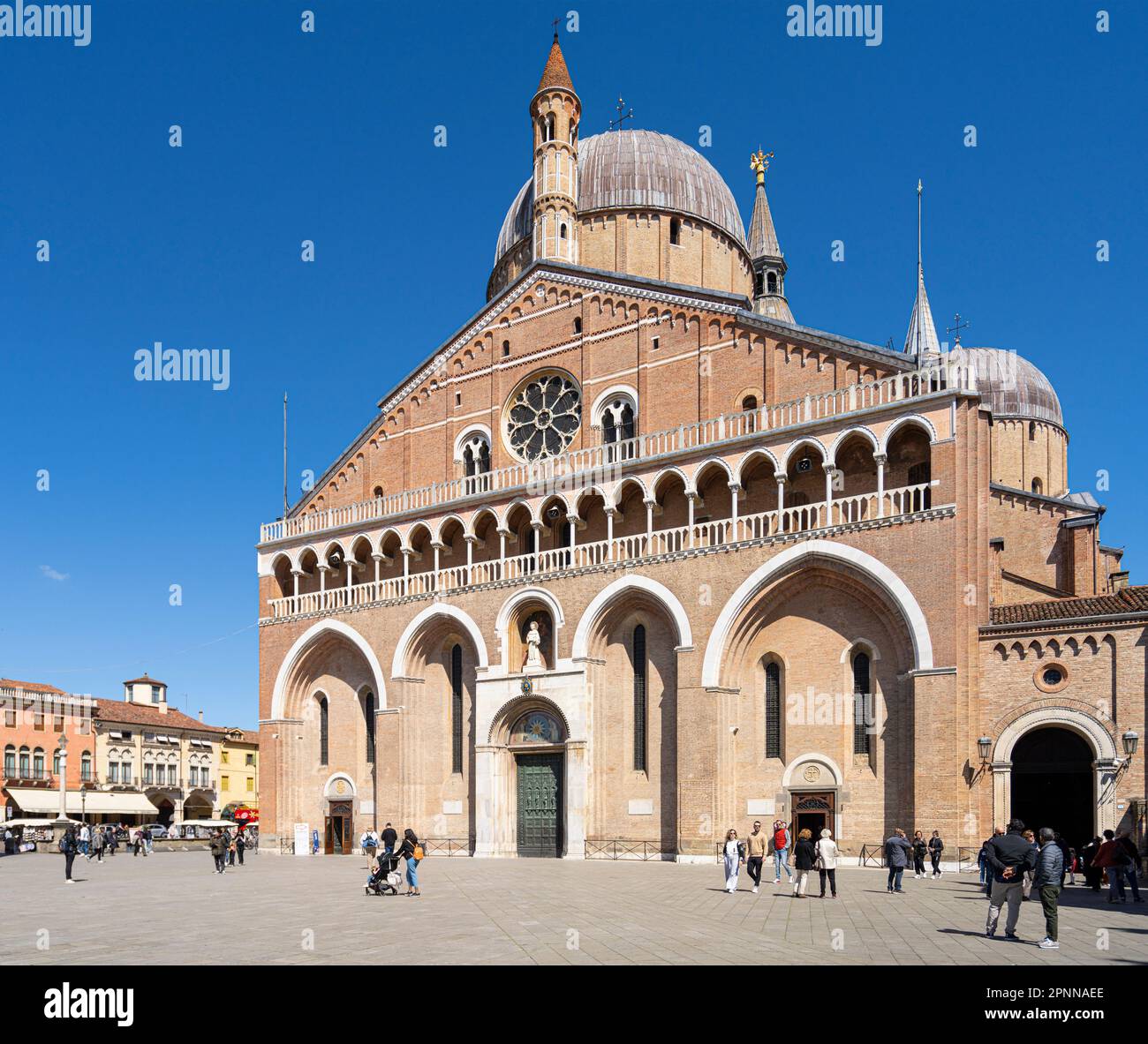 Padoue, Italie. Avril 2023. Vue extérieure de la façade de la basilique de San Antonio dans le centre-ville Banque D'Images