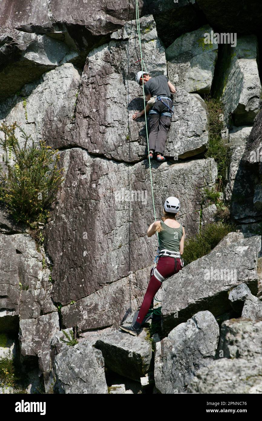 Deux alpinistes intrépides à Fosse Arthour, Saint Georges de Rouelley, Normandie, North West Cosmetics Ltd, Europe, le mercredi 19th avril 2023 Banque D'Images