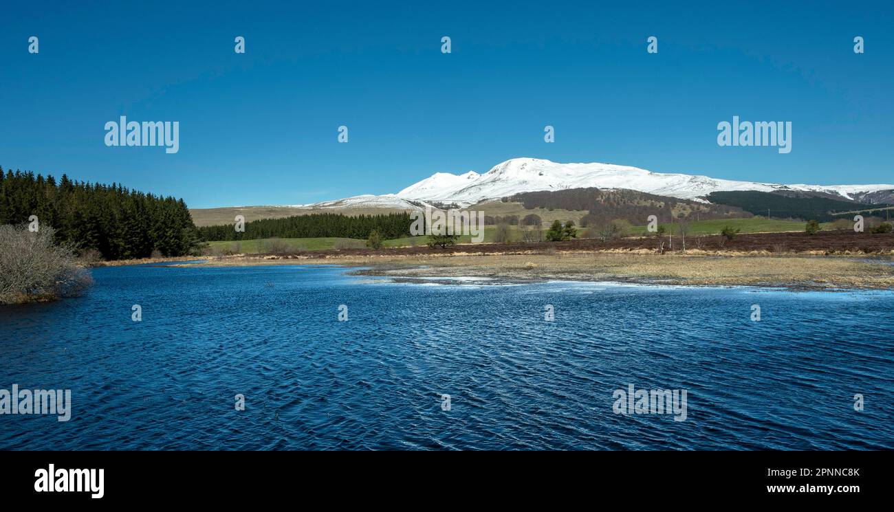Les Monts Dore en hiver, Parc naturel régional des volcans d'Auvergne, département du Puy de Dome, Auvergne-Rhône-Alpes, France Banque D'Images