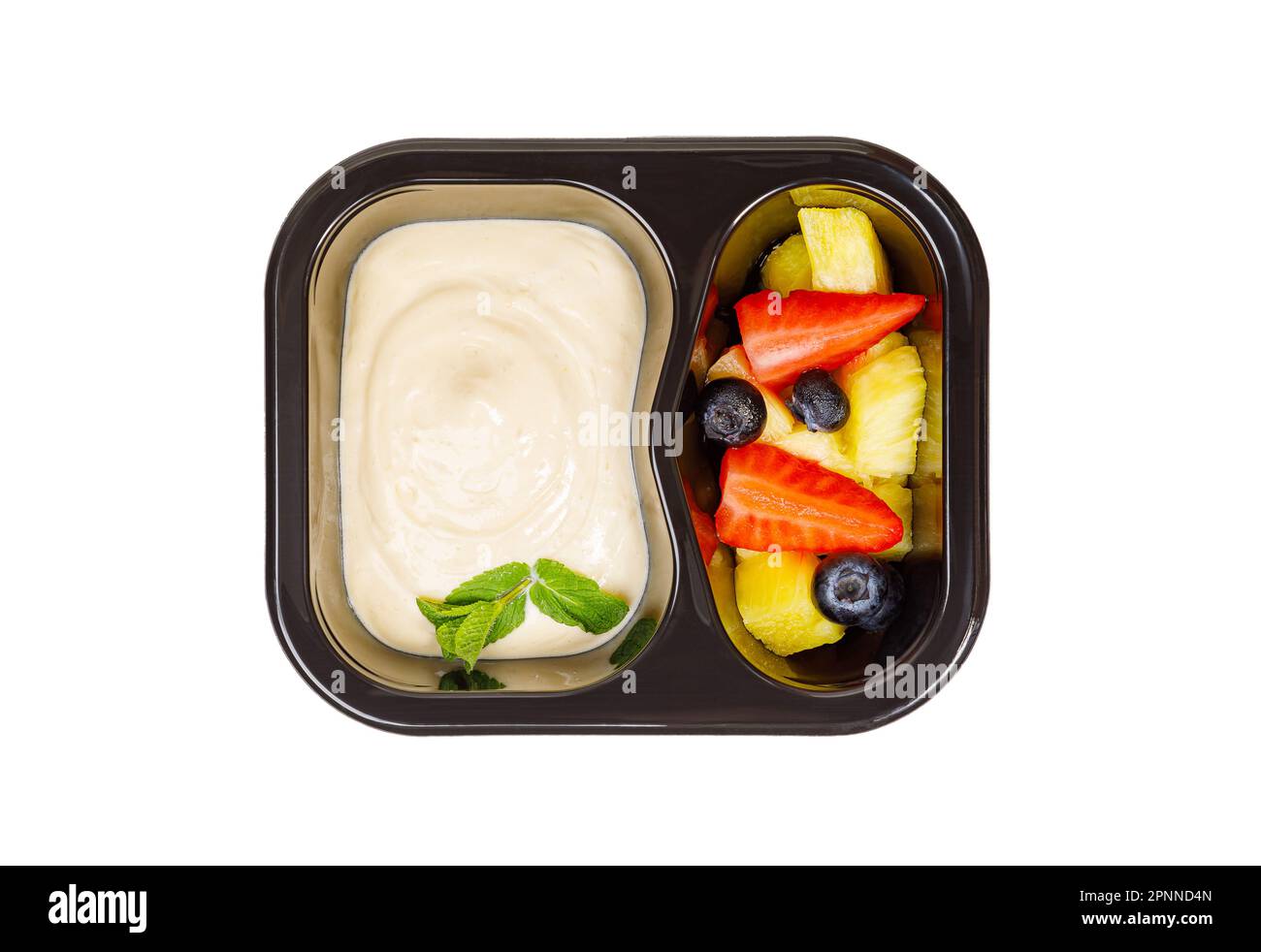 Dessert de compote de pommes, d'ananas et de fraises dans un récipient en plastique sur fond blanc. Photo de haute qualité Banque D'Images