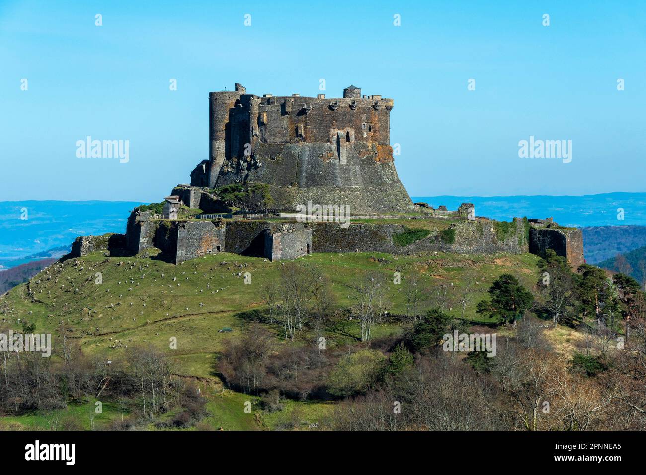 Château de Murol, Murol construit sur un promontoire de basalte au 13th siècle. Parc naturel des volcans d'Auvergne, Puy de Dome , Auvergne Rhone Alpes, France Banque D'Images