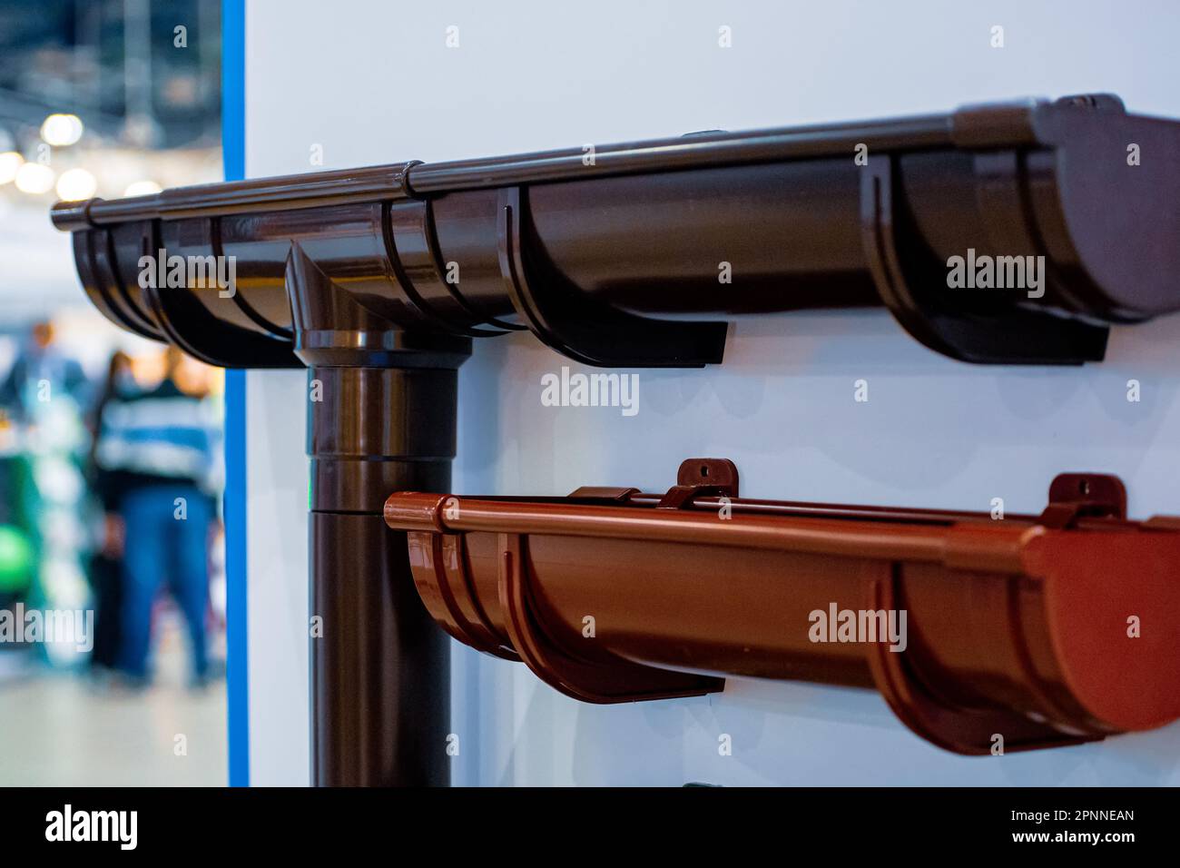 Système de drainage de toit en plastique. Soffites et éaves de siding en plastique. Banque D'Images