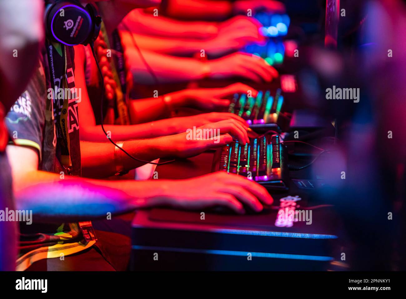 Joueurs à l'écran, jeux d'ordinateur, Cologne, Rhénanie-du-Nord-Westphalie, Allemagne Banque D'Images