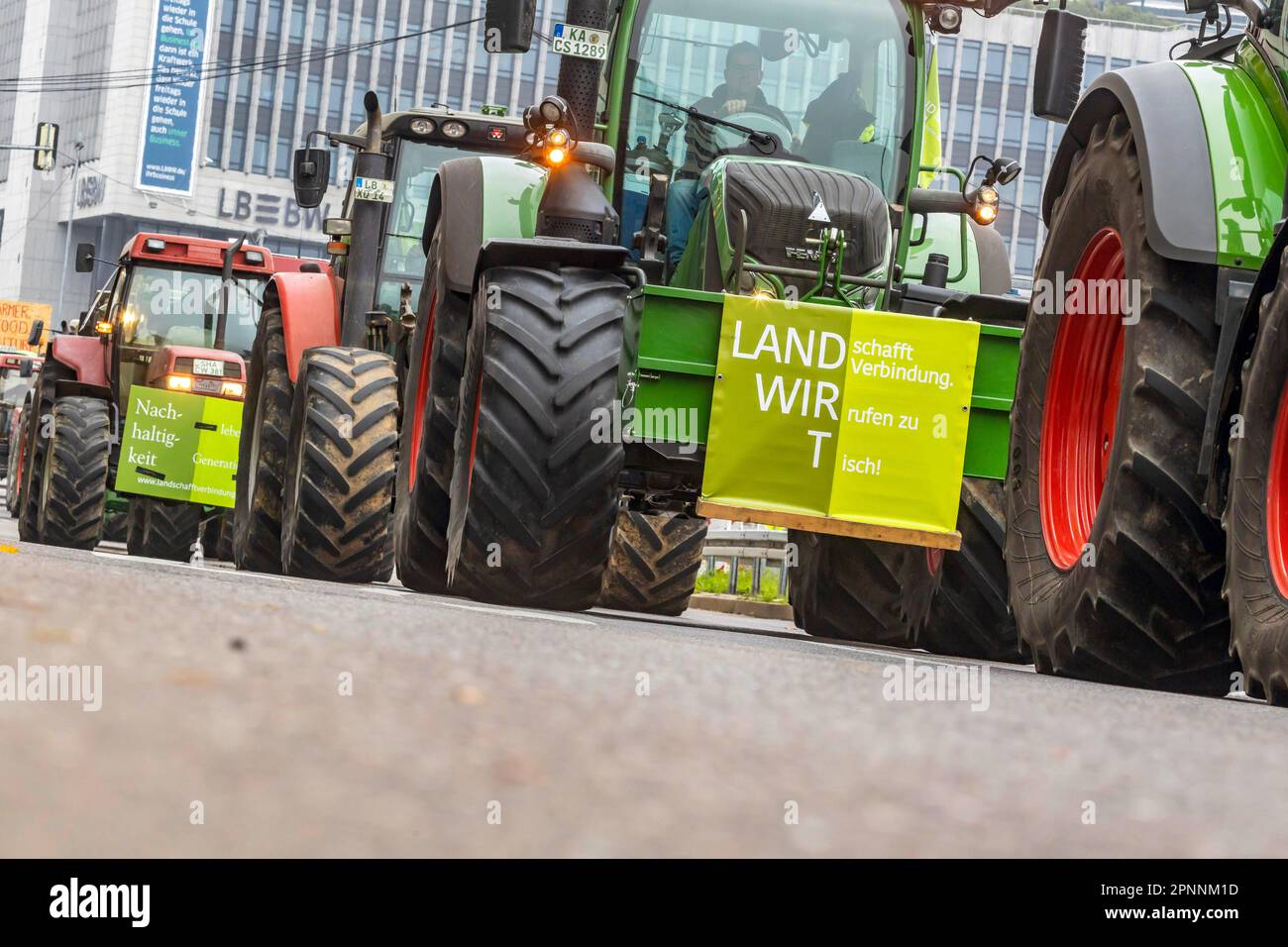 Les agriculteurs manifestent contre la politique agricole du gouvernement fédéral et de l'UE ainsi que contre les mauvais prix, se rallient avec des tracteurs dans le Banque D'Images