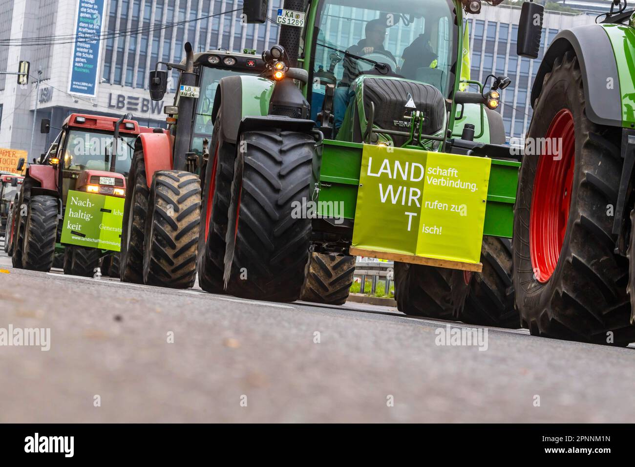 Les agriculteurs manifestent contre la politique agricole du gouvernement fédéral et de l'UE ainsi que contre les mauvais prix, se rallient avec des tracteurs dans le Banque D'Images