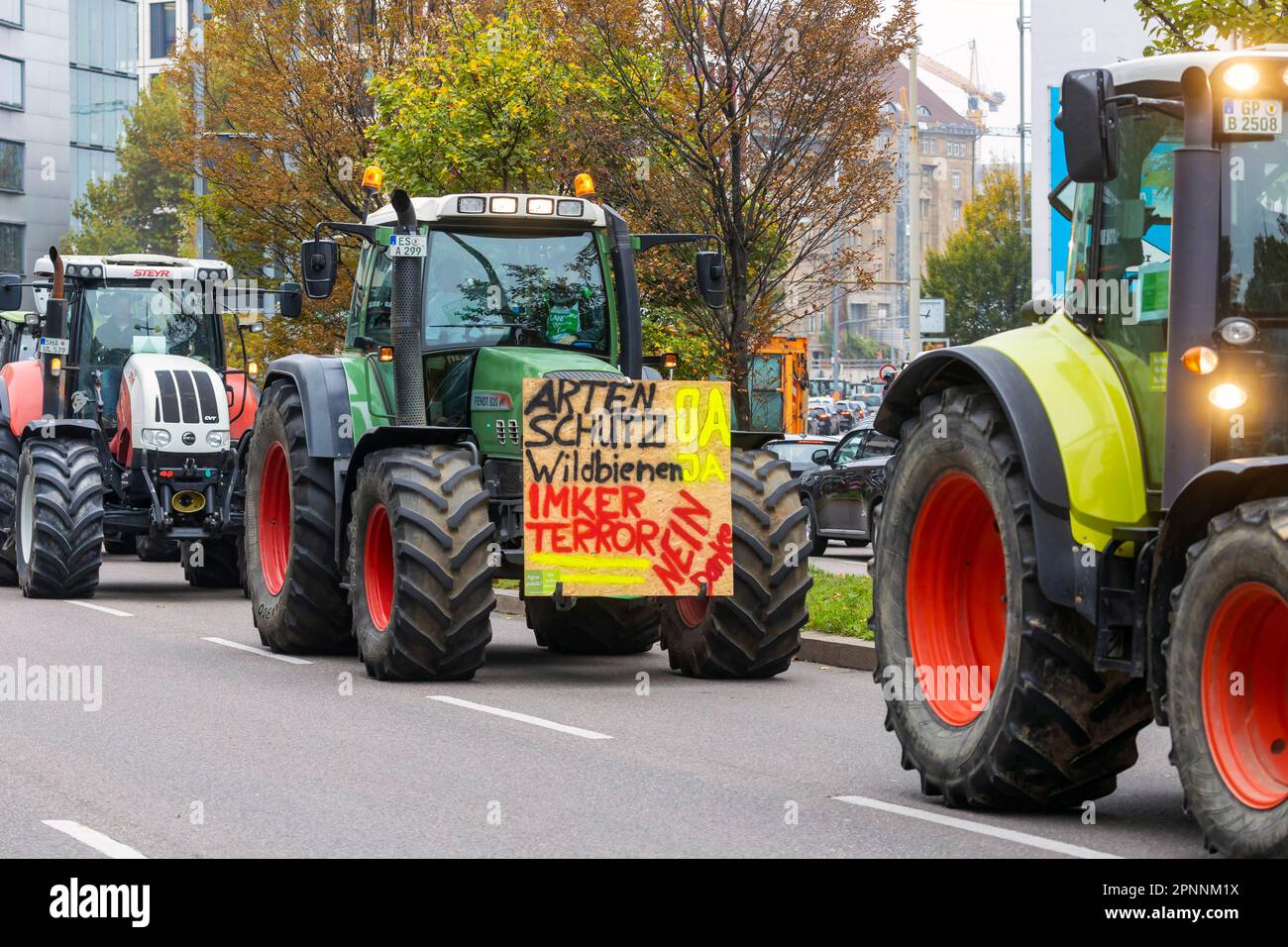 Les agriculteurs manifestent contre la politique agricole du gouvernement fédéral et de l'UE ainsi que contre les mauvais prix, se rallient avec des tracteurs dans le Banque D'Images