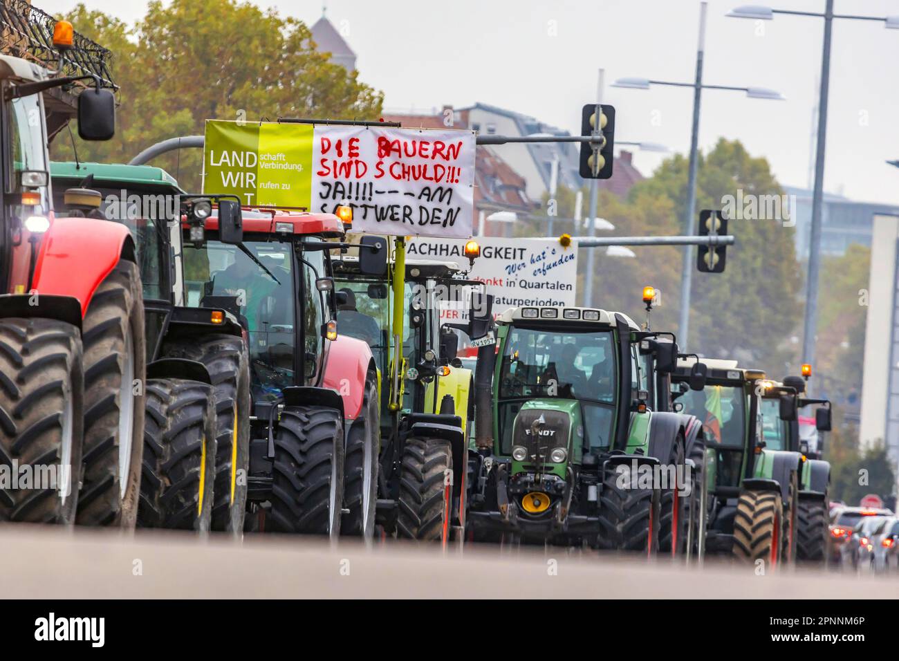 Les agriculteurs manifestent contre la politique agricole du gouvernement fédéral et de l'UE ainsi que contre les mauvais prix, se rallient avec des tracteurs dans le Banque D'Images