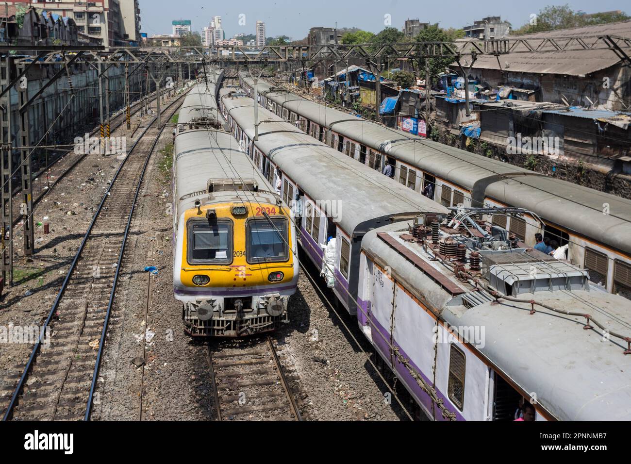 Trains et passagers surpeuplés à LA GARE DE MASJID de la ligne centrale, Mumbai, Maharashtra, Inde Banque D'Images