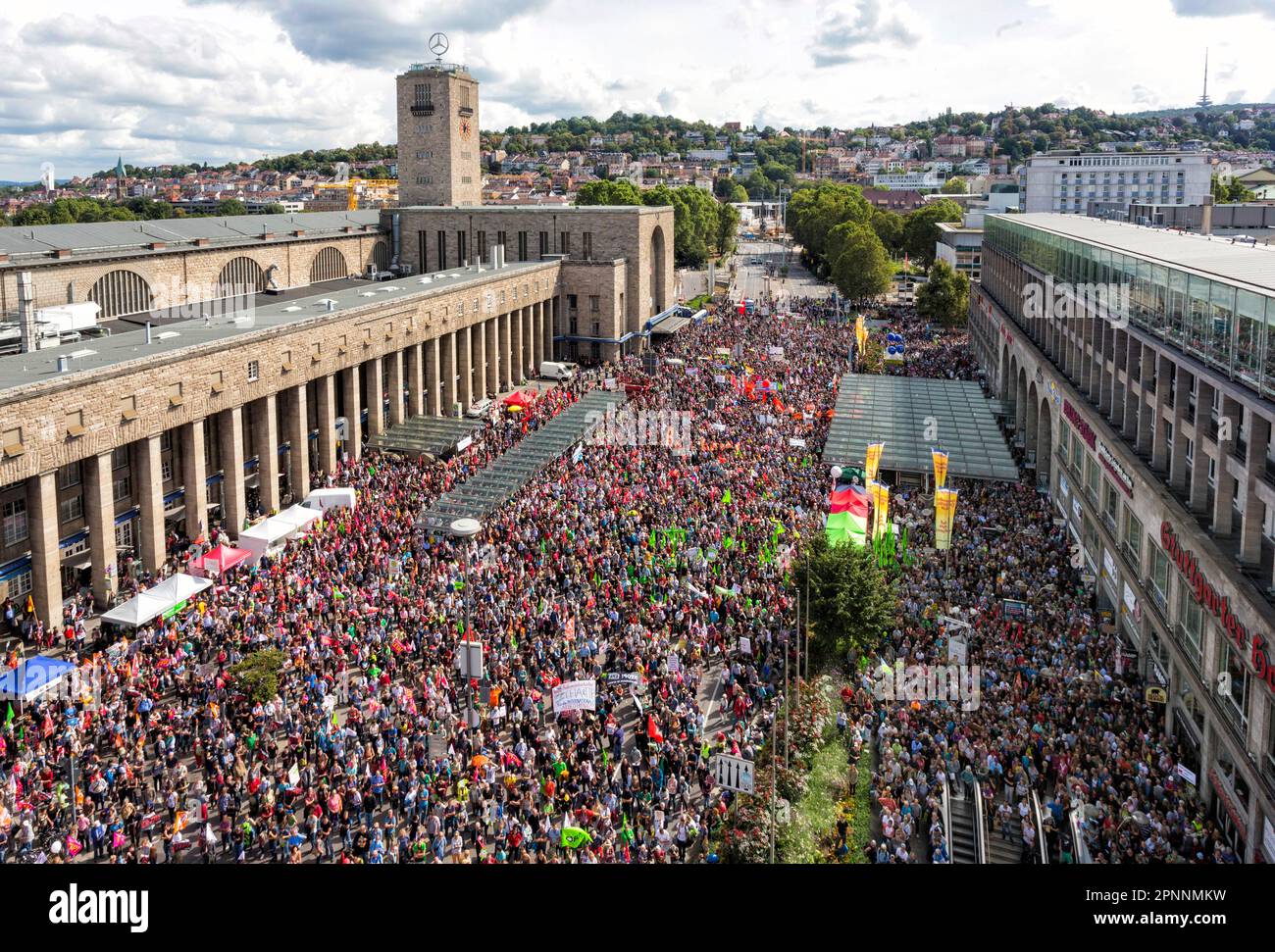 Grande manifestation contre le TTIP et le CETA, 30, 000 manifestation contre l'accord de libre-échange prévu à la gare centrale de Stuttgart en 2009 Banque D'Images