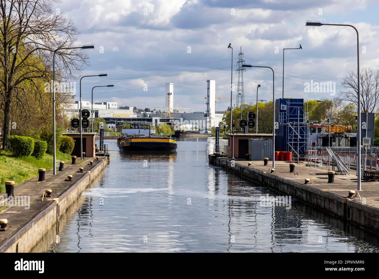 Écluse de Kochendorf, barrage sur le Neckar, les navires sont élevés ou abaissés de huit mètres ici. La chambre de verrouillage a une longueur de 110 mètres, Bad Banque D'Images