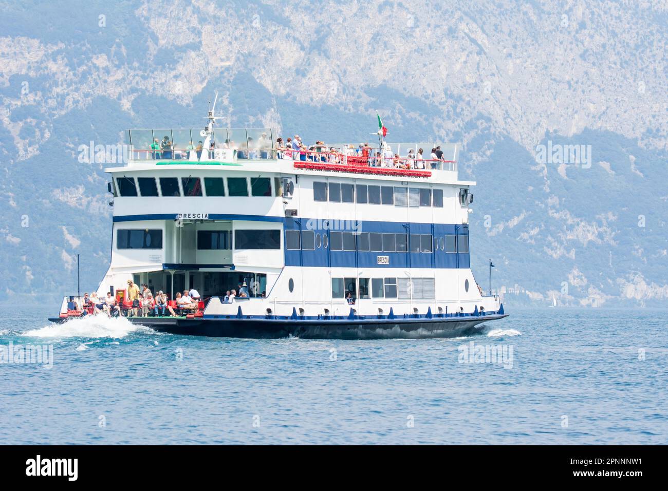 CASTELLETTO, ITALIE - JUIN 2 : ferry traversant le lac de Garde à