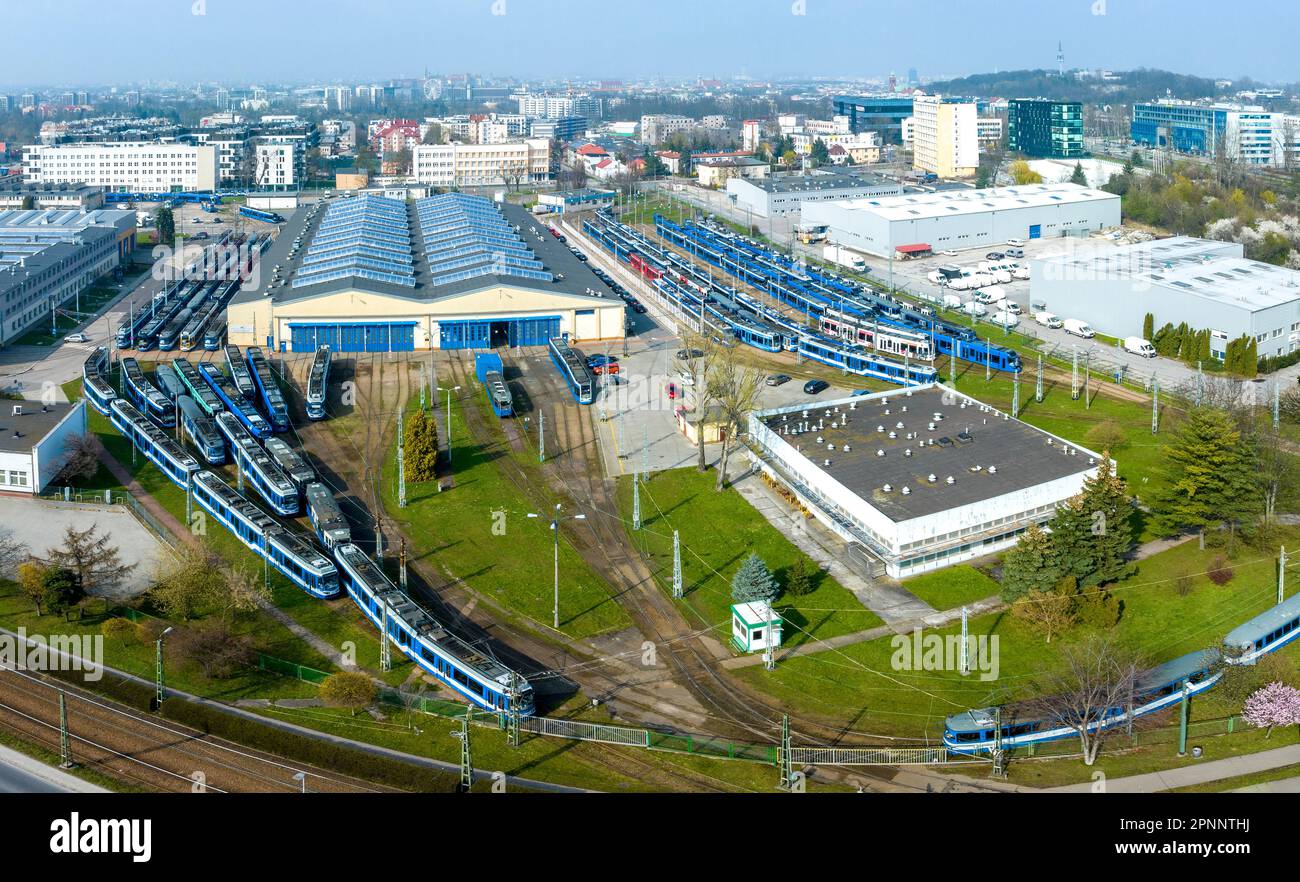 Panorama aérien d'un dépôt de tram plein de tramways bleus à Cracovie, en Pologne Banque D'Images