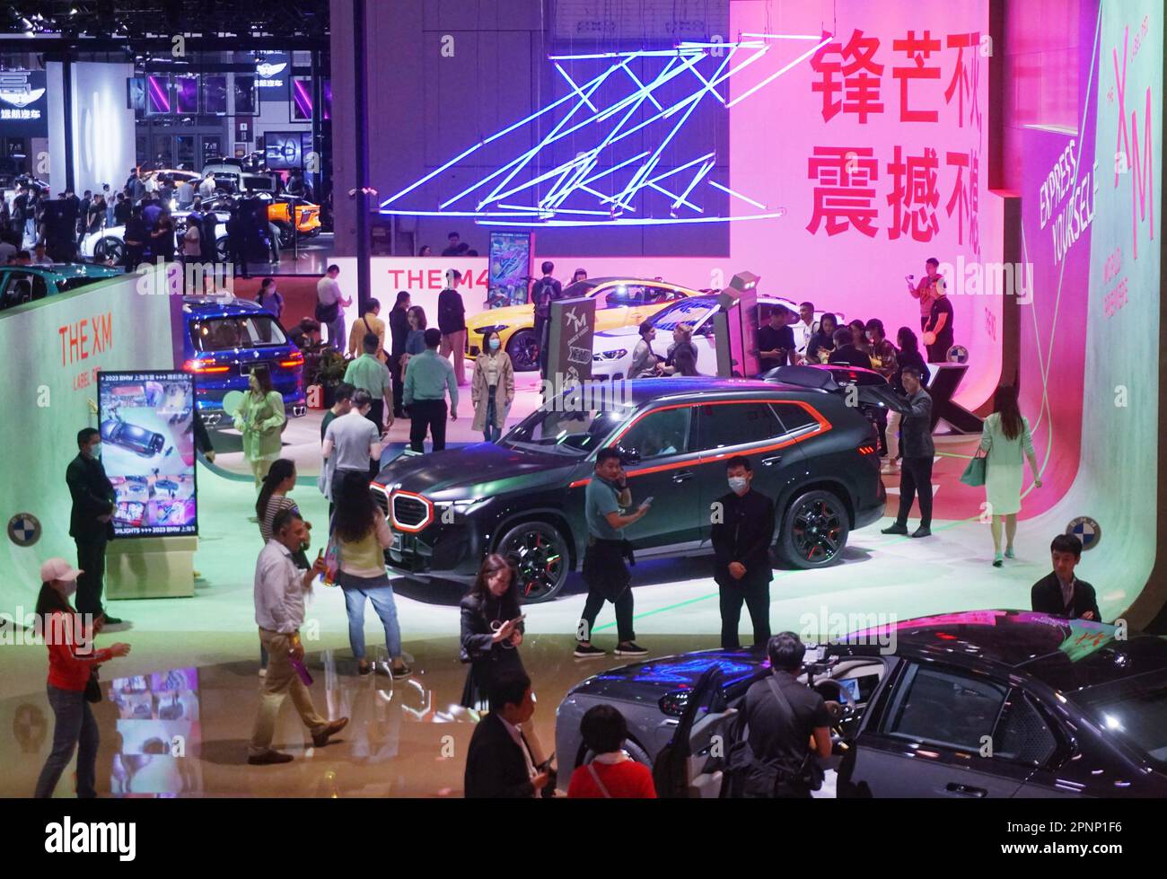 SHANGHAI, CHINE - 20 AVRIL 2023 - les visiteurs apprennent à connaître les différents nouveaux modèles de BMW au salon de l'auto de Shanghai à Shanghai, Chine, 20 avril 2023. Le 20 Banque D'Images