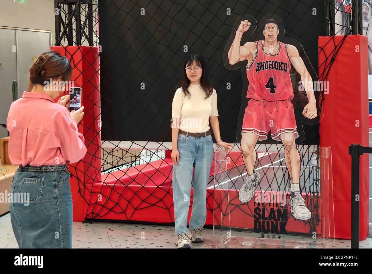 SHANGHAI, CHINE - le 20 AVRIL 2023 - Un terrain de basket-ball de durée limitée portant le même nom dans le film 'spam Dunk' a été dévoilé au sous-sol 1 de Xinti Banque D'Images