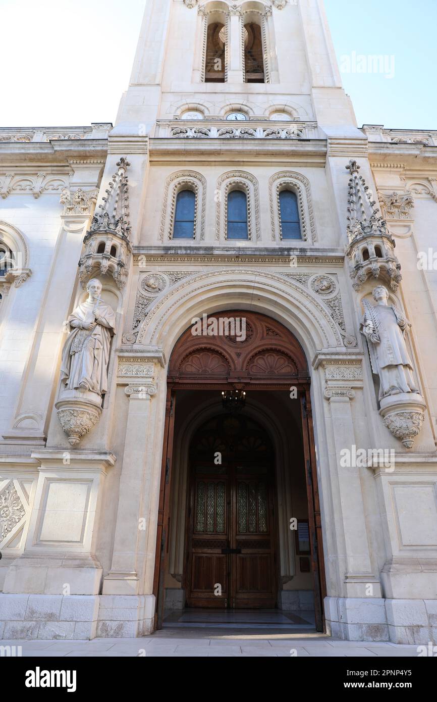 La porte en bois de l'église Saint-Charles, église paroissiale monégasque située au coeur de Monte-Carlo, présente son élégante façade Banque D'Images