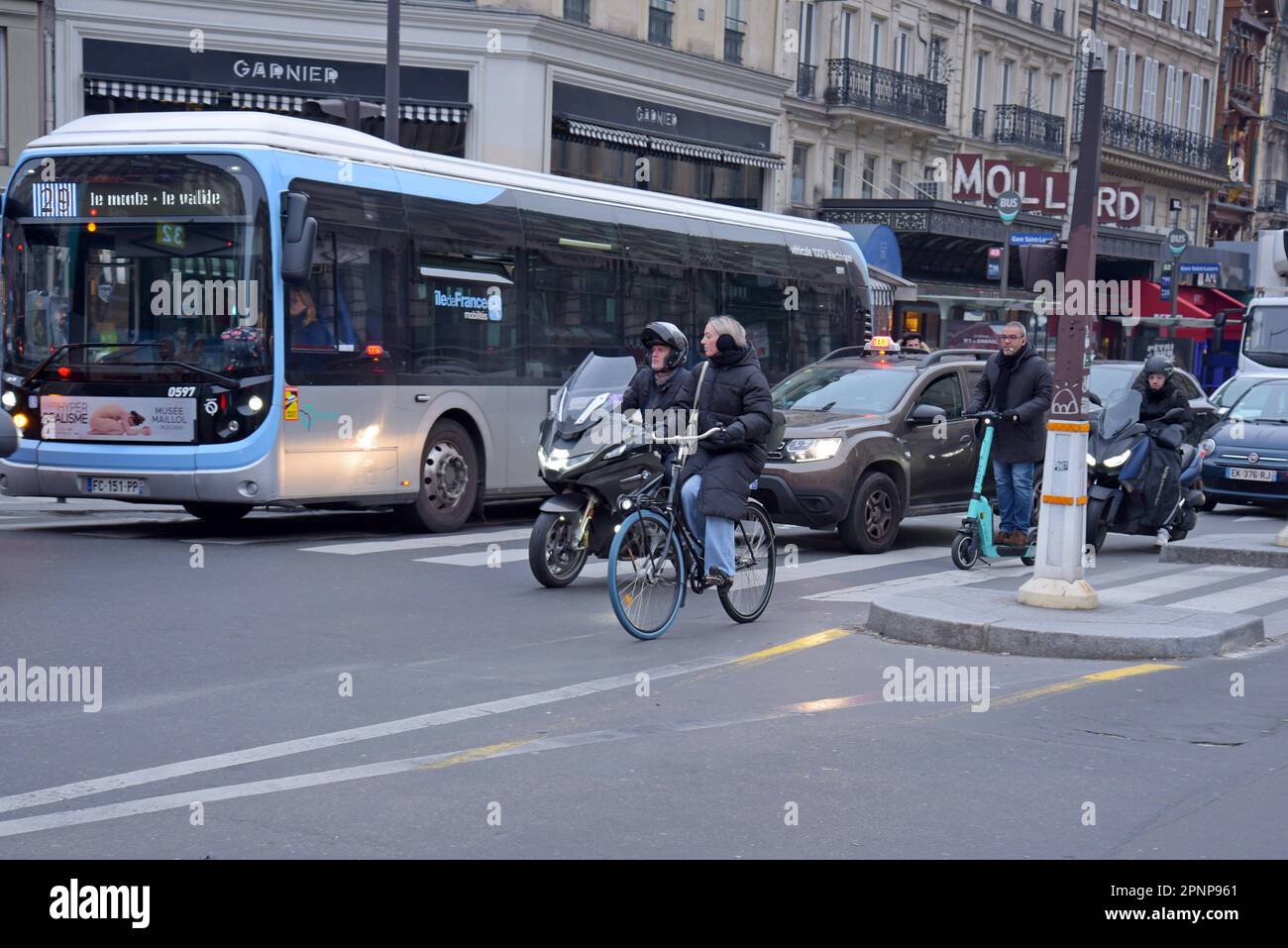 Les cyclistes et les scooters sont en file d'attente aux feux de signalisation de Paris, qui ont récemment connu une forte augmentation du cyclisme et des voyages actifs en janvier 2023 Banque D'Images