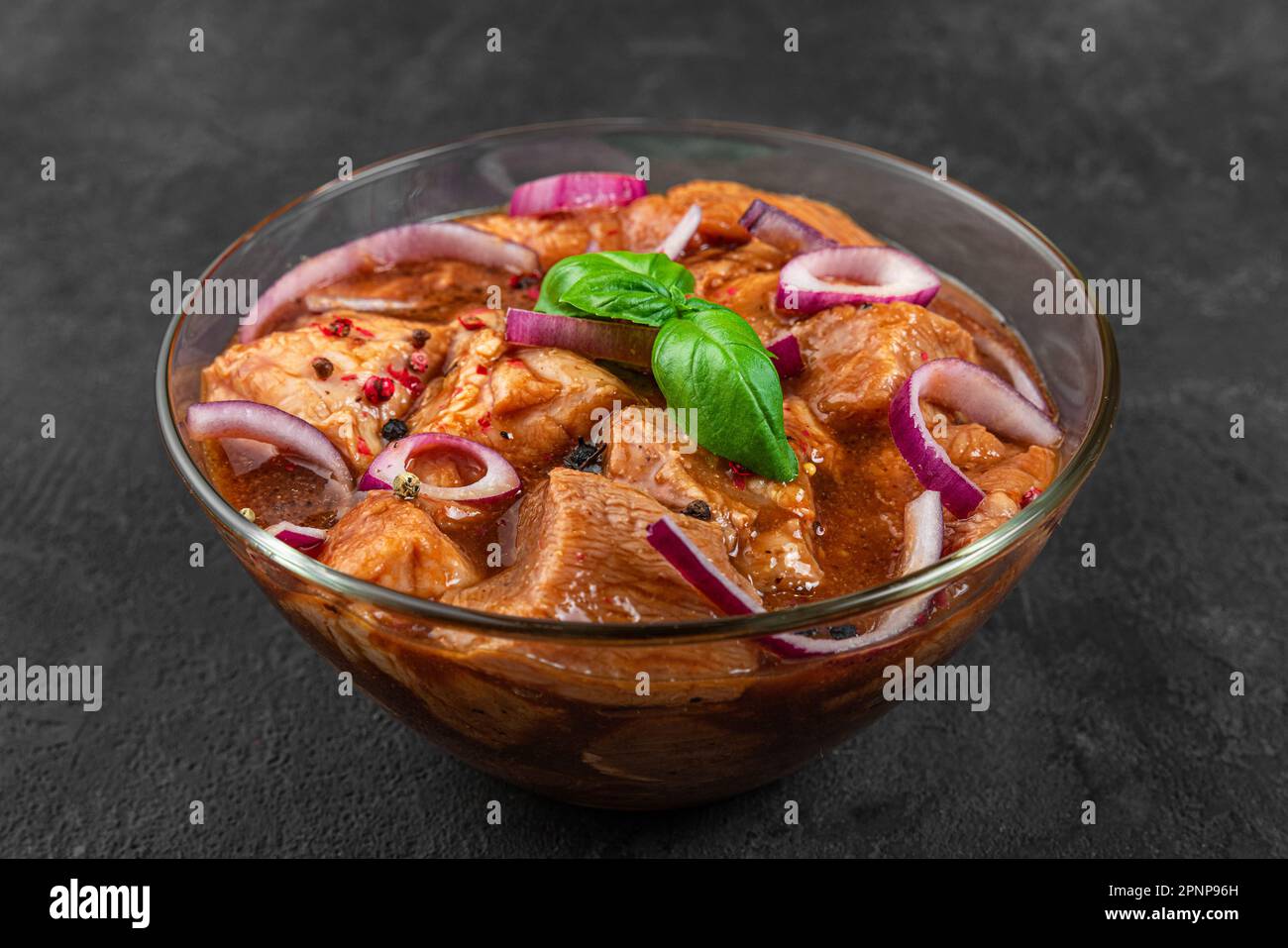 Viande de porc ou de bœuf crue en marinade sur fond noir. Cuisine pour barbecue ou barbecue. Shashlik, shish kebab Banque D'Images