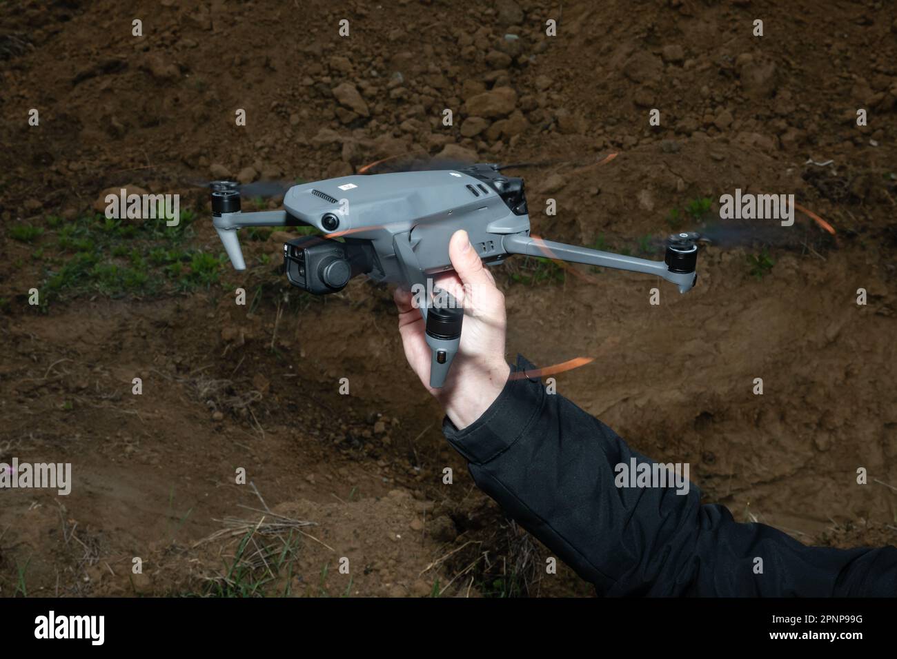 Odessa, Ukraine. 7th avril 2023. Un opérateur de drone lance un quadricoptère pour observer les drones kamikaze en vol lors d'un exercice pilote de drone près d'Odessa. (Credit image: © Mykhaylo Palinchak/SOPA Images via ZUMA Press Wire) USAGE ÉDITORIAL SEULEMENT! Non destiné À un usage commercial ! Banque D'Images