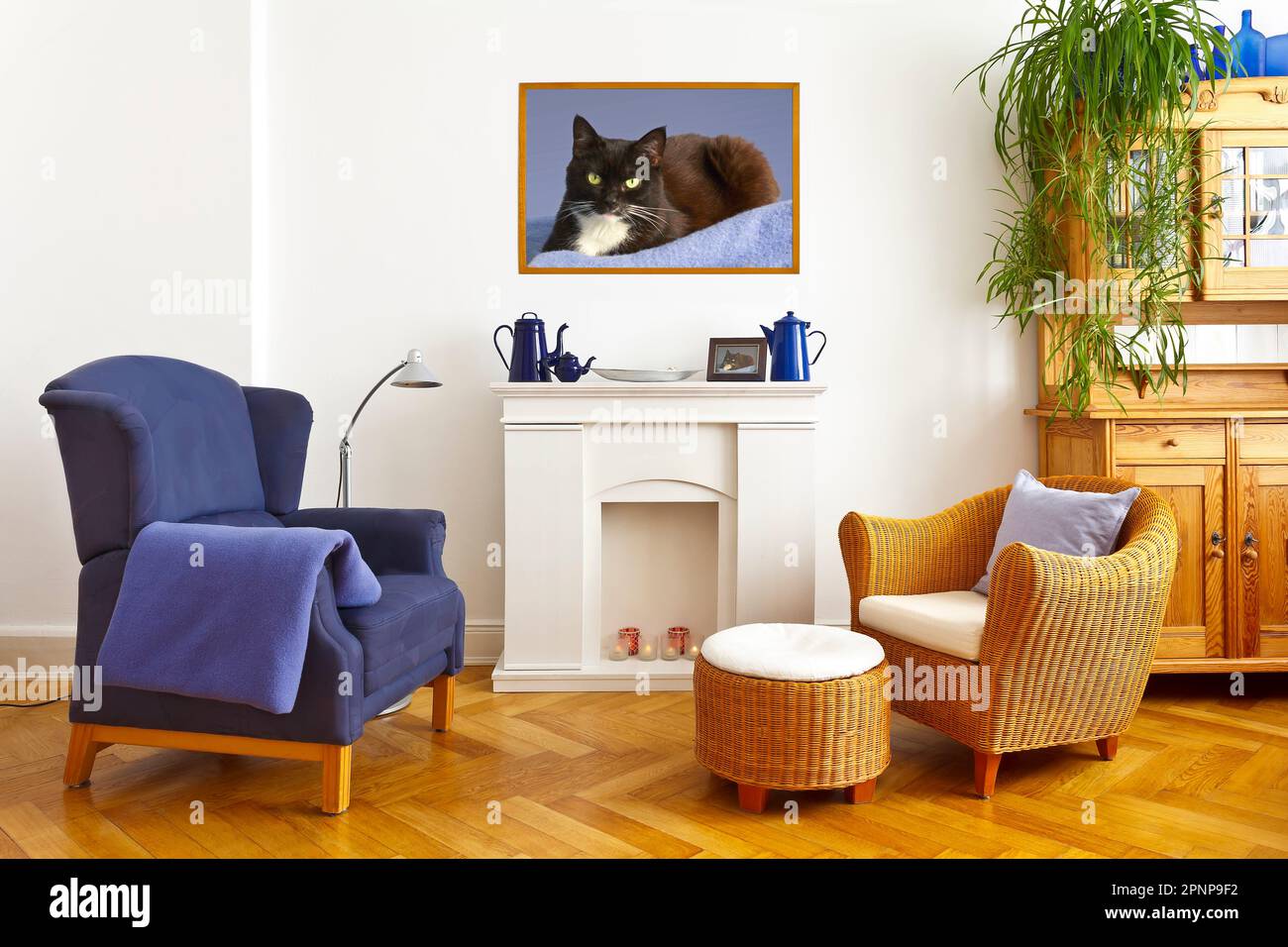 Concept de décoration maison sur mesure : salle de séjour avec aile et chaise en osier, et un imprimé en toile carré d'une photo de coquille rose. Banque D'Images