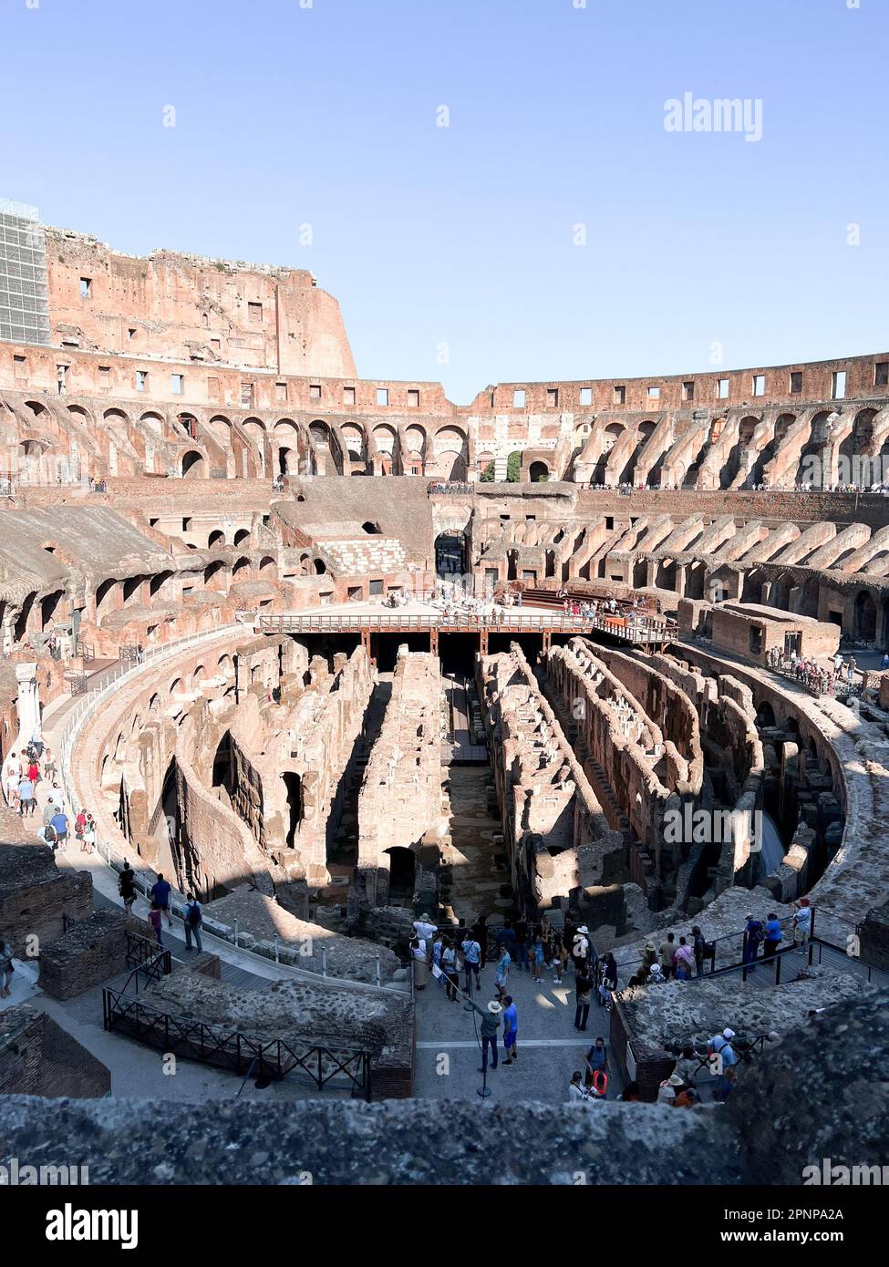 Un intérieur animé d'un amphithéâtre romain rempli de gens Banque D'Images