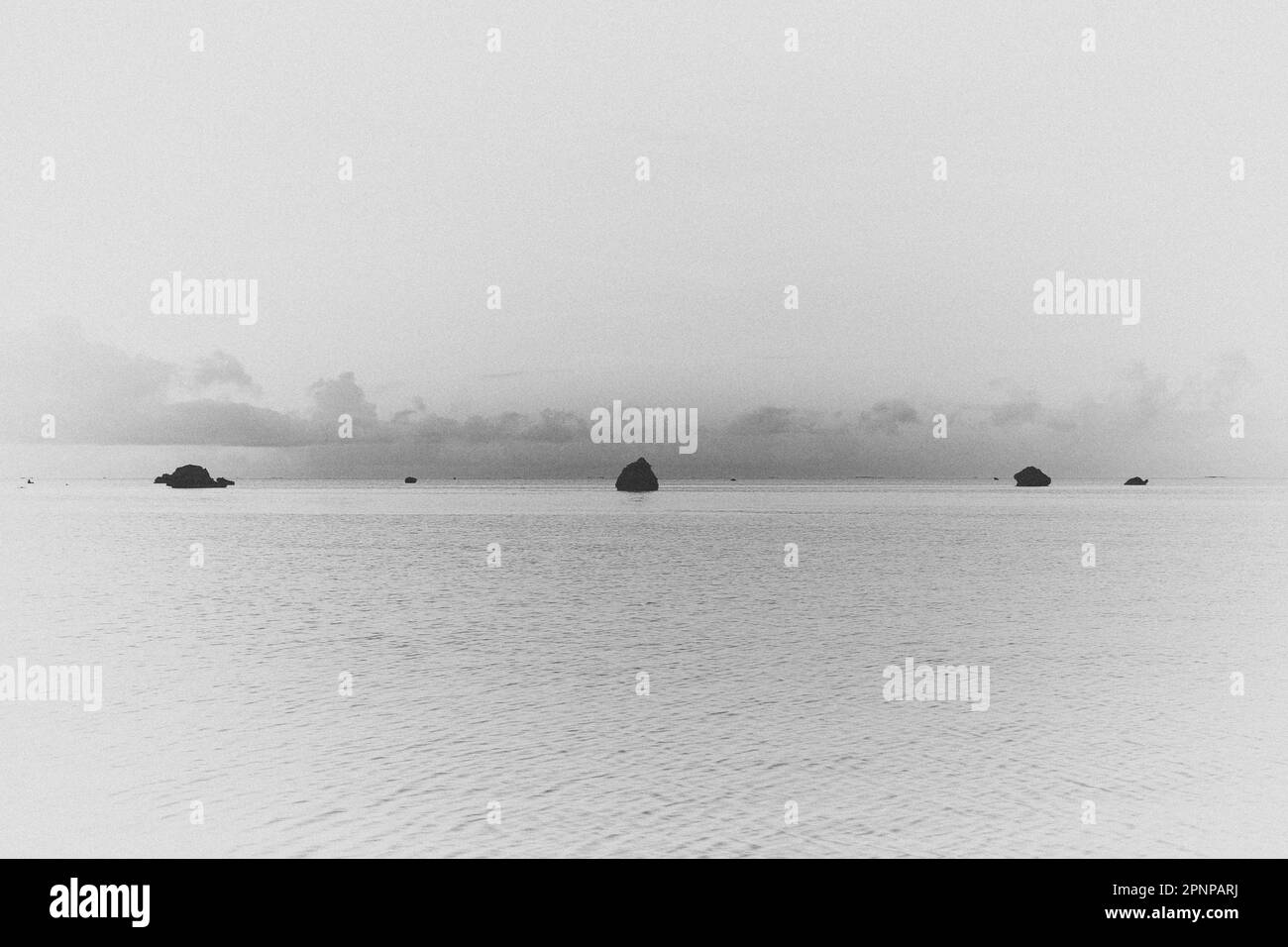 Rochers dans la mer Banque D'Images