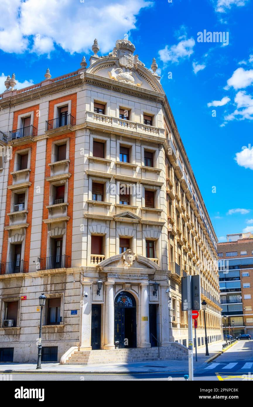 Valence, Espagne - 17 juillet 2022: Façade extérieure architecture du bâtiment du gouvernement militaire. Banque D'Images