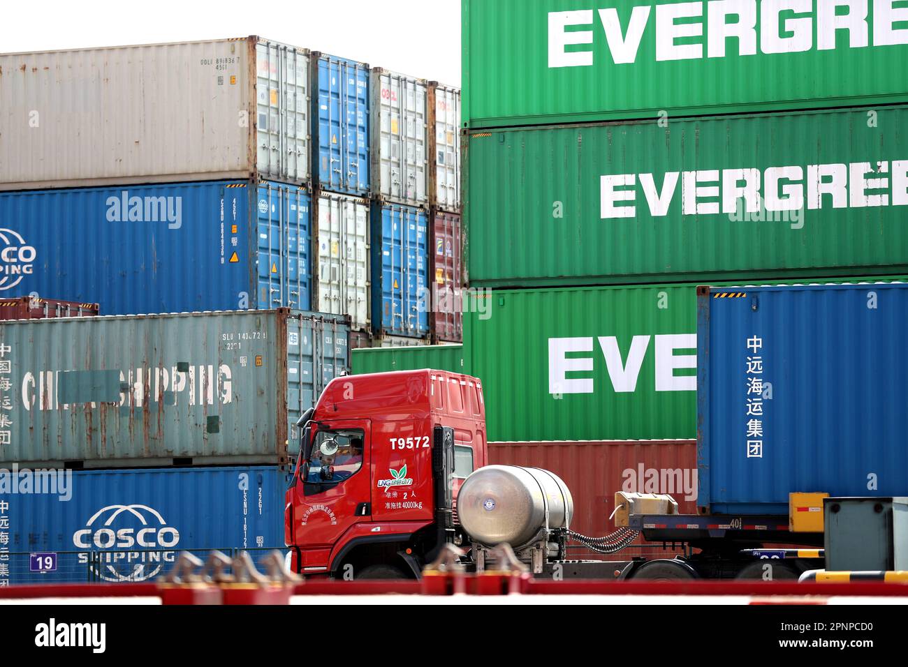 QINGDAO, CHINE - le 20 AVRIL 2023 - Un camion livre des marchandises au  terminal commun de conteneurs de Qianwan, dans le port de Qingdao, dans la  province de Shandong, en Chine