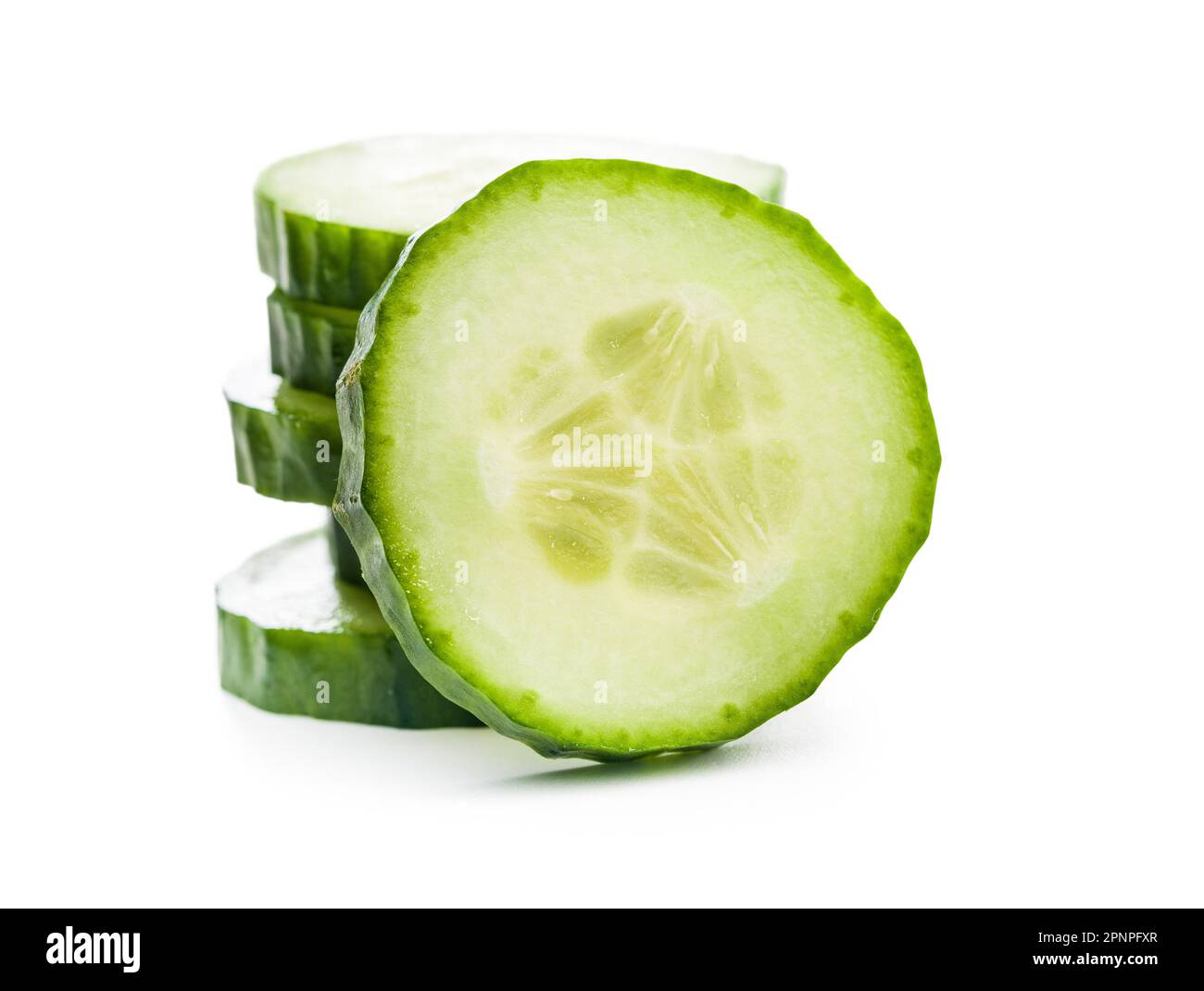 Tranches de concombre vert frais isolées sur fond blanc. Banque D'Images