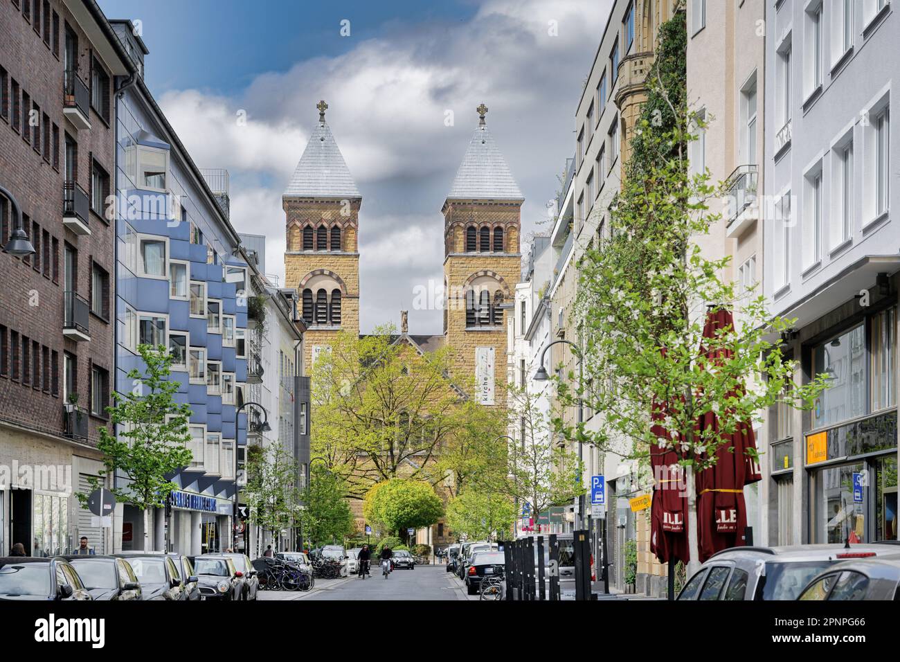 Cologne, Allemagne 18 avril 2023: Vue sur la place de bruxelles dans le quartier belge de cologne avec l'église St michel Banque D'Images