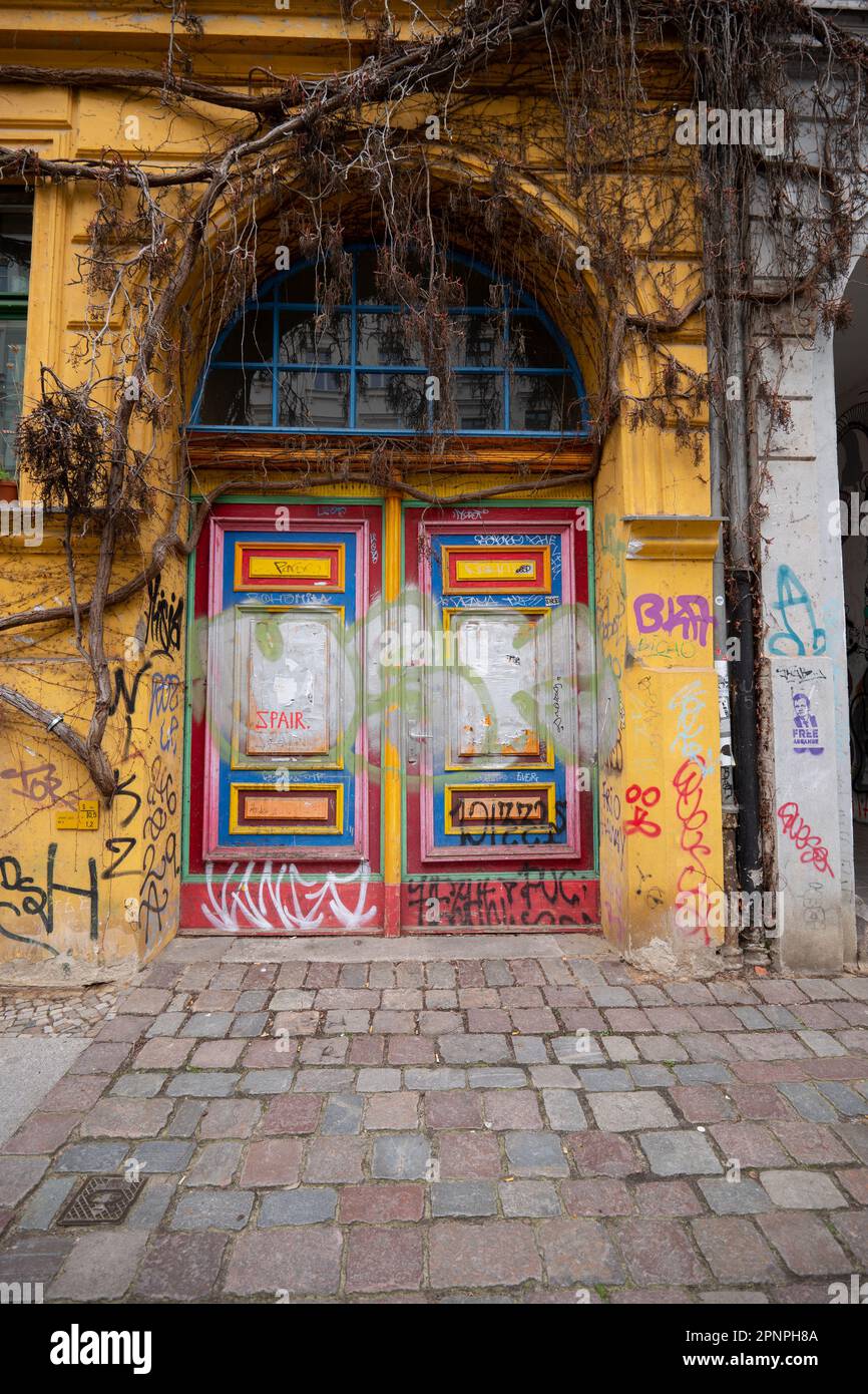 Porte peinte entourée de vignes, Berlin. Allemagne. Image crédit garyroberts/worldwidefeatures.com Banque D'Images