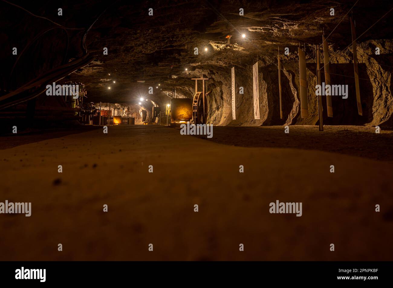 Bex, canton de Vaud, Suisse - 8 avril 2023 : souterrain de la mine de sel de Bex en Suisse. Passerelles éclairées. Banque D'Images