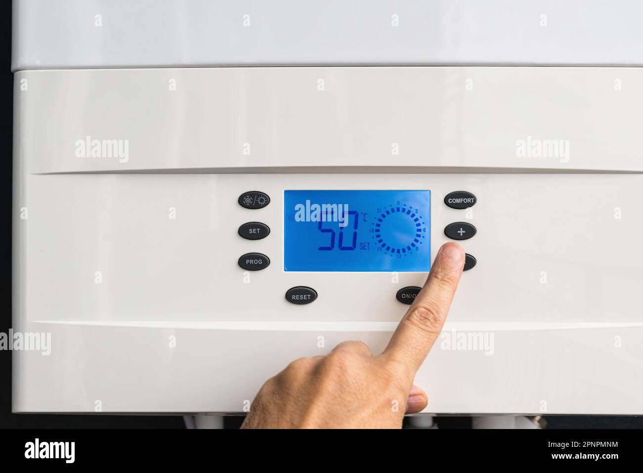 Réglez manuellement le panneau de commande de la chaudière à gaz pour un chauffage confortable et de l'eau chaude. Concept d'économie d'énergie et d'économie de chaleur Banque D'Images