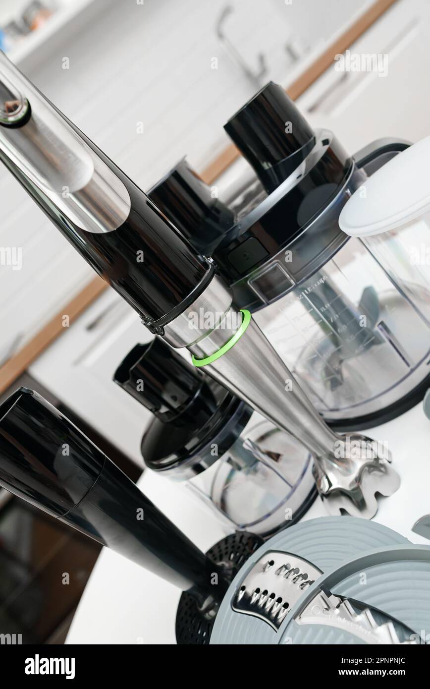 Mixeur de cuisine avec accessoires et robot ménager. Banque D'Images