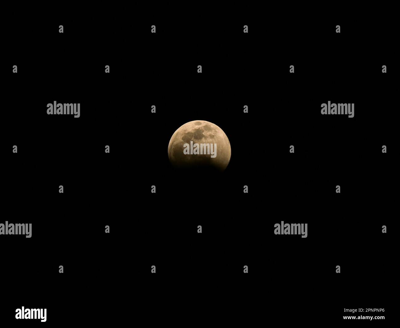 Pleine lune partiellement couverte par des nuages dans le ciel nocturne Banque D'Images