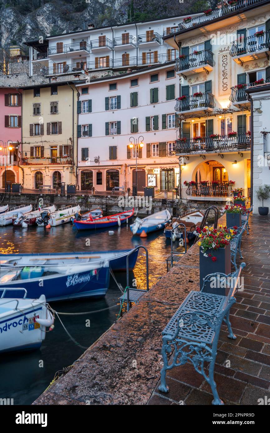 Vue de nuit sur le petit port, Limone sul Garda, Lac de Garde, Lombardie, Italie Banque D'Images