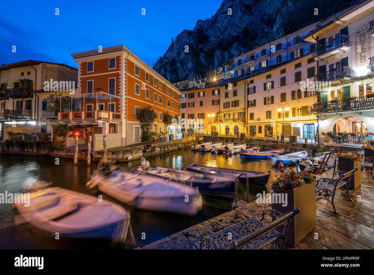 Vue de nuit sur le petit port, Limone sul Garda, Lac de Garde, Lombardie, Italie Banque D'Images