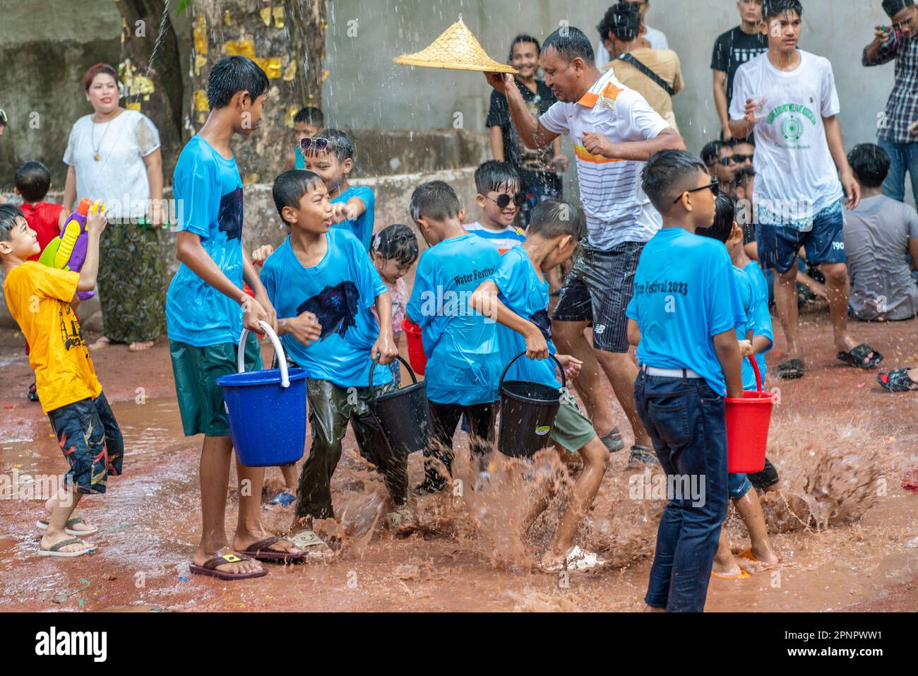 La communauté Rakhine de Cox's Bazar, au Bangladesh, célèbre le joyeux festival de l'eau de Thingyan Banque D'Images