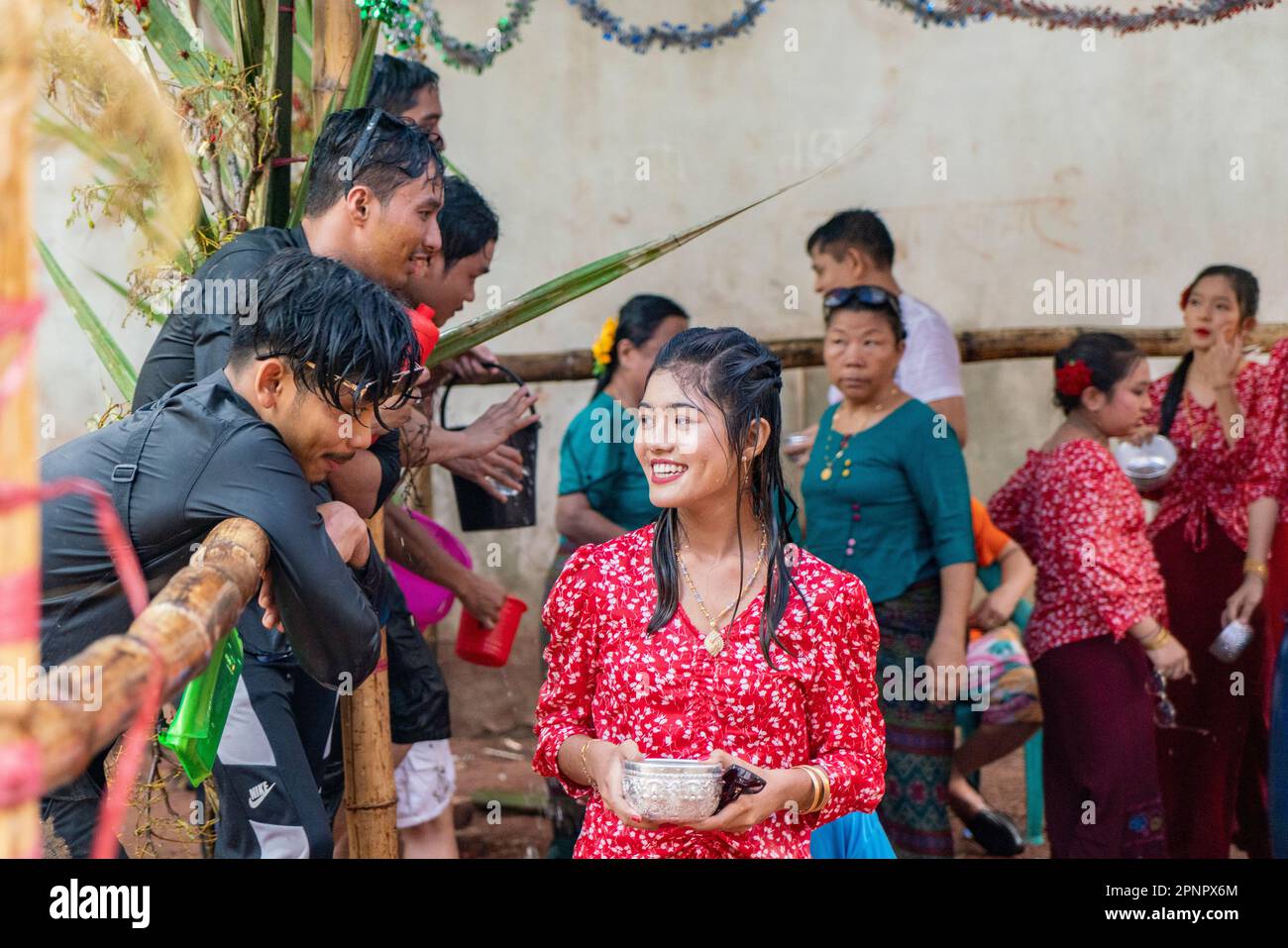 La communauté Rakhine de Cox's Bazar, au Bangladesh, célèbre le joyeux festival de l'eau de Thingyan Banque D'Images