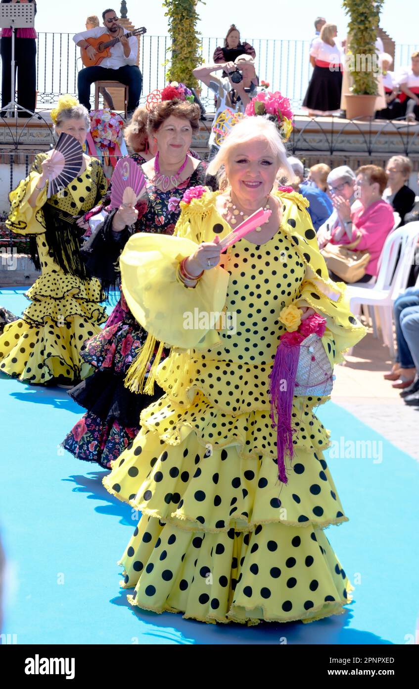 Défilé de mode atelier de couture pour les personnes âgées du Conseil  provincial de Malaga à Comares, Axarquia, Malaga, Andalousie, Costa del  sol, Espagne Photo Stock - Alamy