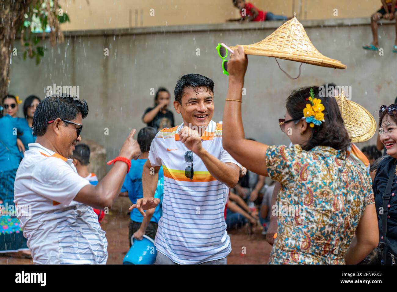 La communauté Rakhine de Cox's Bazar, au Bangladesh, célèbre le joyeux festival de l'eau de Thingyan Banque D'Images