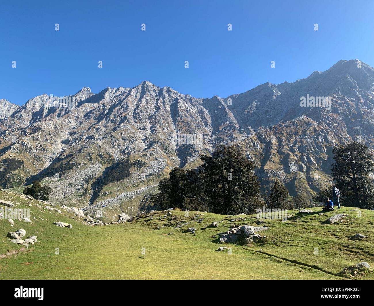 Chaîne de montagnes dhauladhar Banque de photographies et d'images à haute  résolution - Alamy