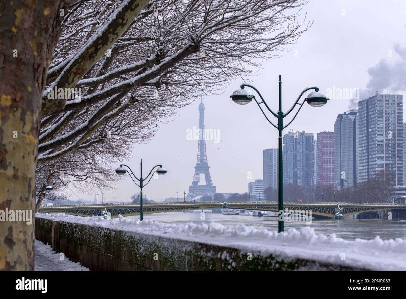 La Seine et la Tour Eiffel dans la neige, Paris, France Banque D'Images