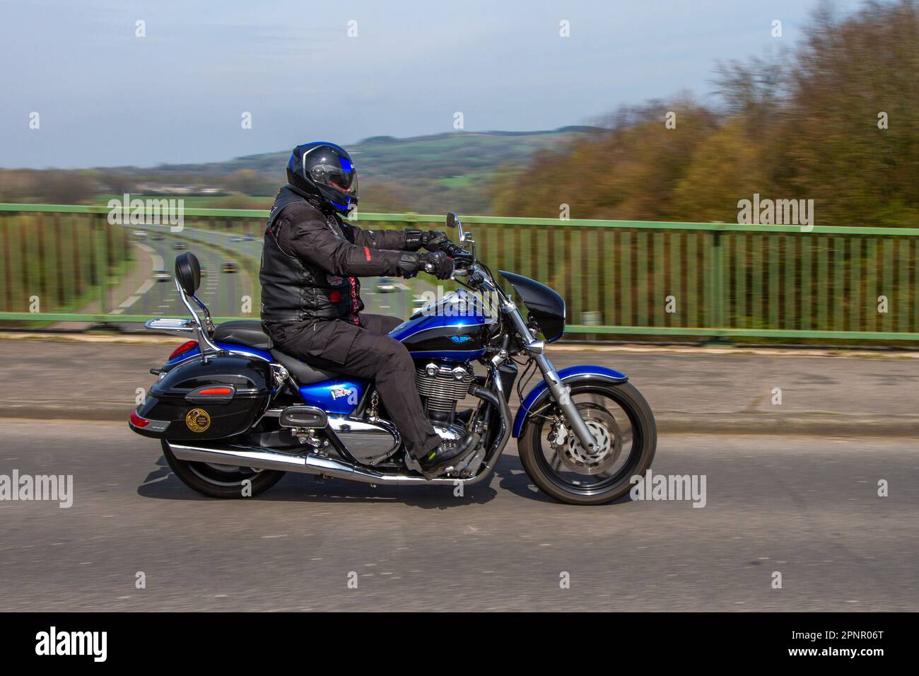 2016 Triumph Thunderbird 1600 Parallel Twin Blue Motorcycle Cruiser Pétrol 1600 cc; traversée du pont autoroutier dans le Grand Manchester, Royaume-Uni Banque D'Images