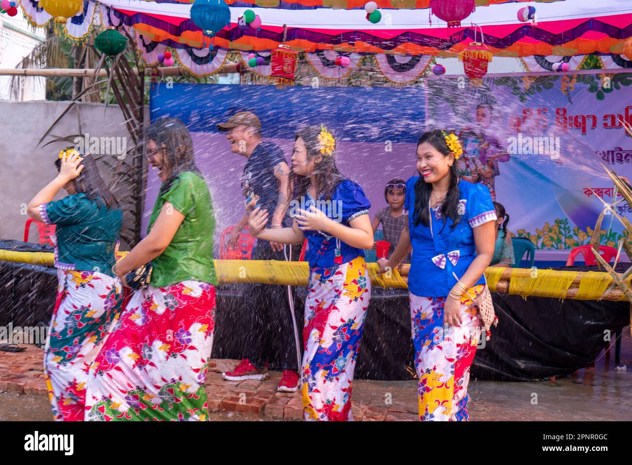 La communauté Rakhine de Cox's Bazar, au Bangladesh, célèbre le joyeux festival de l'eau de Thingyan Banque D'Images